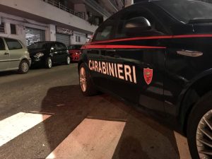 Pistola contro il volto del commerciante, rapina al minimarket