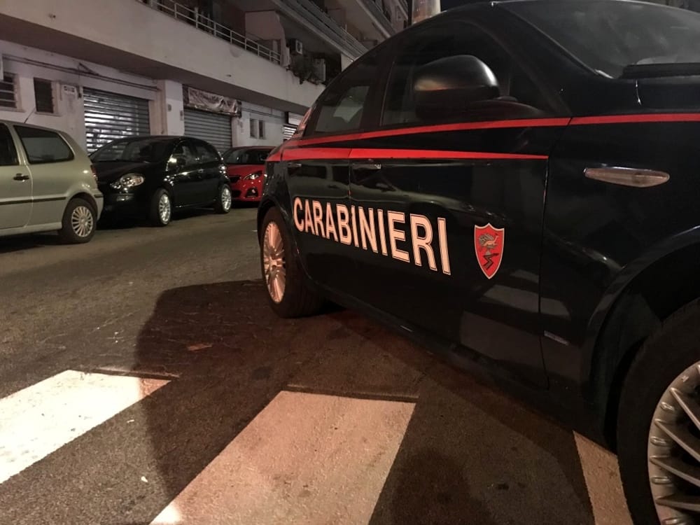 Pistola contro il volto del commerciante, rapina al minimarket