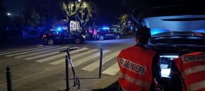 Fa inversione a U appena vede i carabinieri, scatta l'inseguimento e si schianta contro muretto e cassonetti