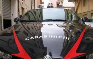 Picchia la madre e la manda in ospedale, in manette figlio violento