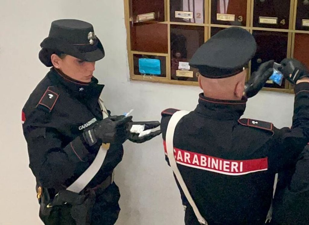 Quarticciolo, la droga per lo spaccio nella cassetta della posta