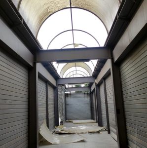 Ancora danni al centro commerciale set del film di Zerocalcare: il vento scoperchia i tetti della galleria