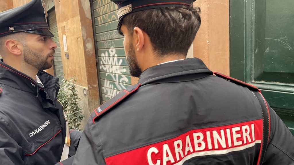 Rubano lo zaino a una turista dentro l'hotel, arrestata una banda di senza dimora