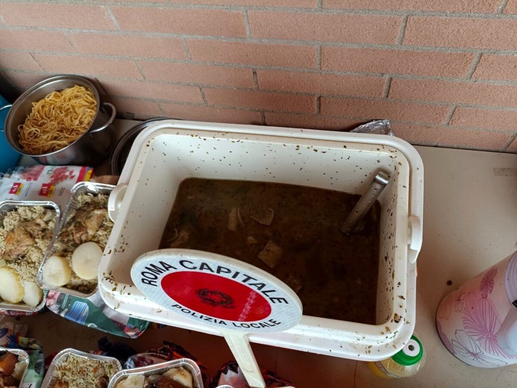 Take away da incubo: cibo venduto in strada senza controlli