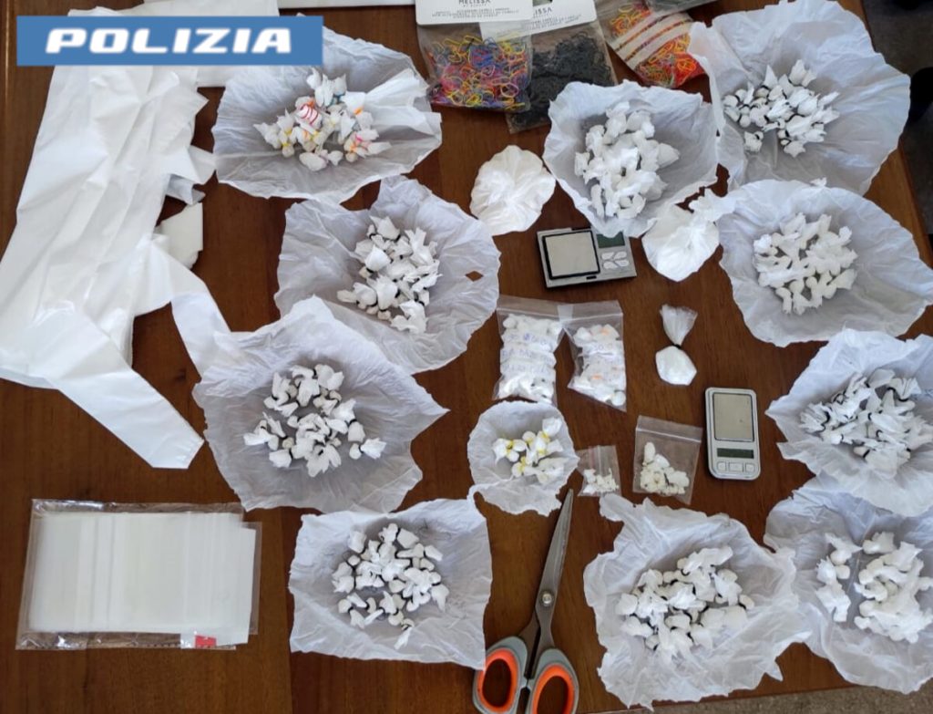 La polizia alla porta: pusher getta 216 grammi di cocaina sul balcone della vicina