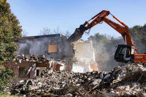Al via la demolizione dell'ex istituto Don Calabria. Al suo posto nascerà un plesso residenziale