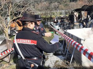 Una discarica di rifiuti pericolosi sul lago
