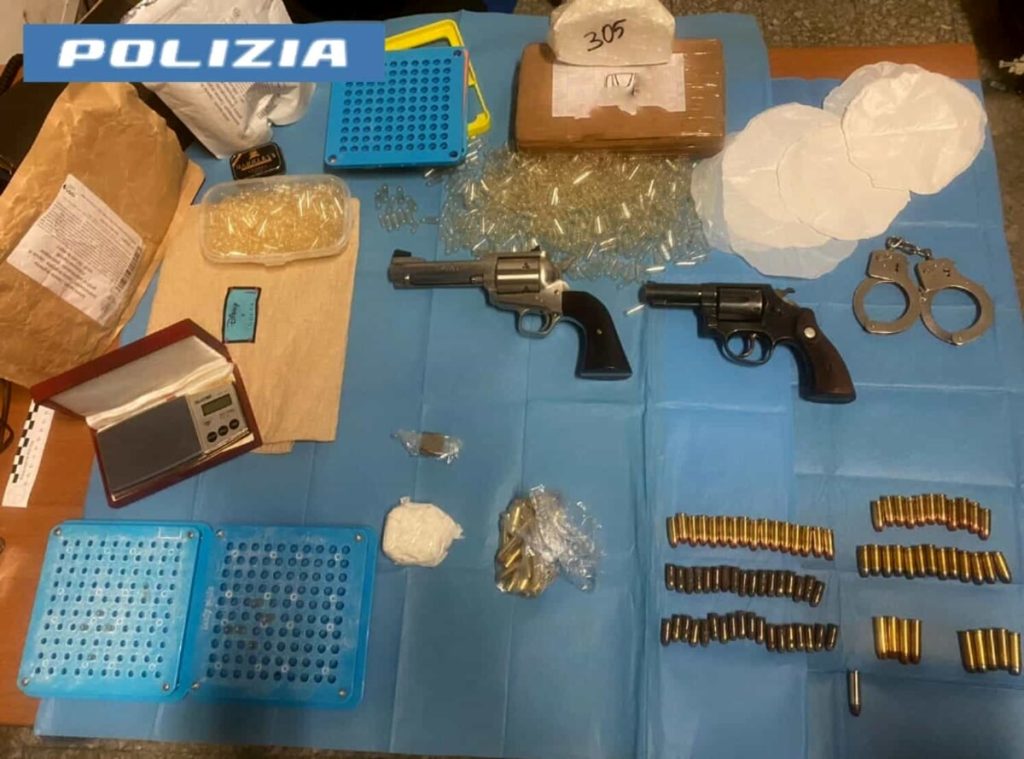 Laurentino 38, la droga nascosta per i capi piazza: in casa cocaina e una pistola