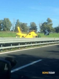 Incidente sull'Aurelia: si scontrano moto e furgone, morto un 23enne