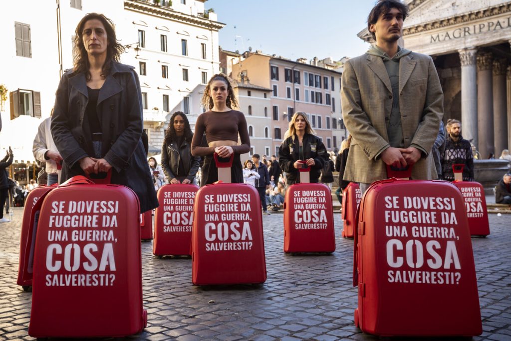 Valigie rosse e giocattoli, al Pantheon il flash mob di Save the Children per i bambini sfollati
