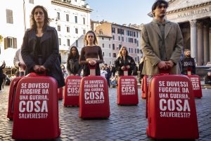 Valigie rosse e giocattoli, al Pantheon il flash mob di Save the Children per i bambini sfollati