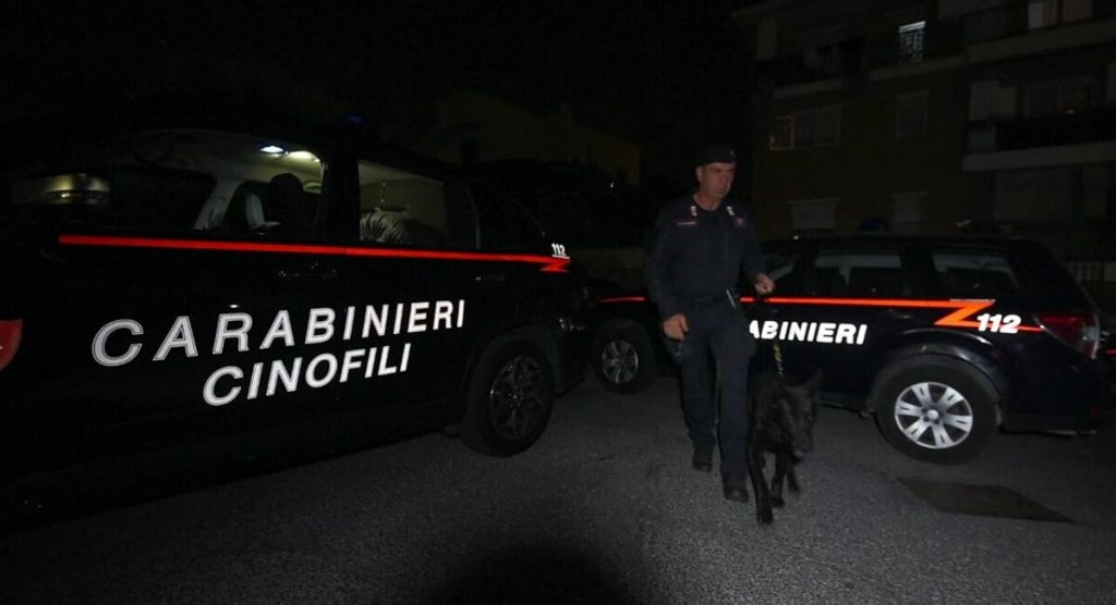 Mezzo chilo di hashish in casa, il blitz con il cane antidroga nell'appartamento di un 21enne