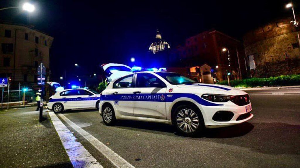 Si rifiuta di pagare la merce e aggredisce il negoziante