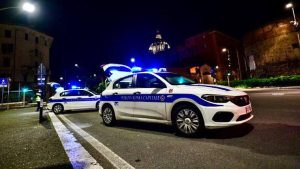 Si rifiuta di pagare la merce e aggredisce il negoziante