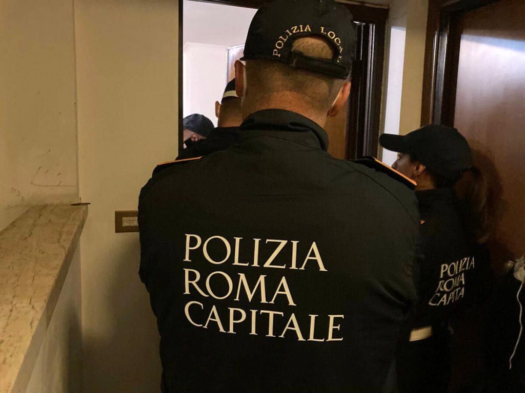 Esce per poche ore e una donna con figli al seguito le occupa casa