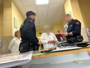 Lifting ai glutei: donna scappa dalla clinica senza saldare il conto (da 20mila euro)