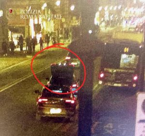 Portellone posteriore alzato per entrare nel varco Ztl senza pagare la multa