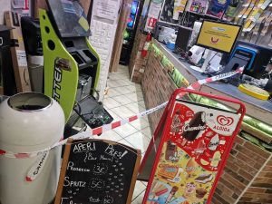 Banda sfonda serranda e saccheggia un bar. Il titolare: "Da mesi ci sono furti nel quartiere"