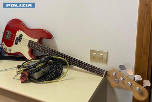 Parcheggia davanti alla Rai e gli rubano gli strumenti musicali nell'auto