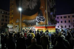 Dopo l'assalto al gay center il sit in di solidarietà davanti al Rainbow Wall