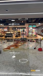 Hostess perde il lavoro e devasta il duty free in aeroporto