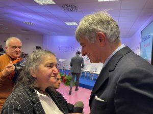 Dopo cinque anni recupera la vista grazie a un intervento di chirurgia oculistica all'Ospedale dei Castelli