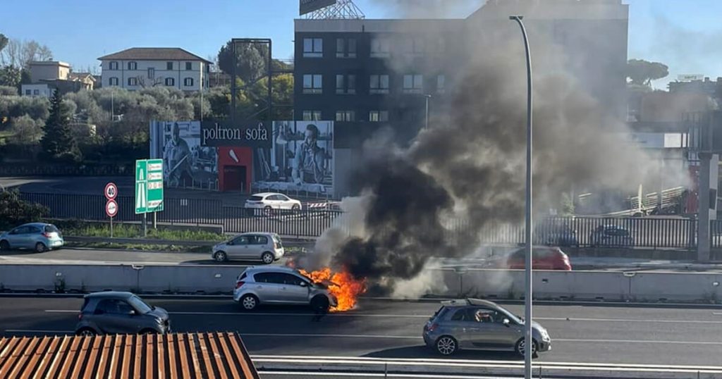Auto in fiamme sulla via Tiburtina