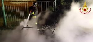 Una microcar è stata distrutta da un incendio