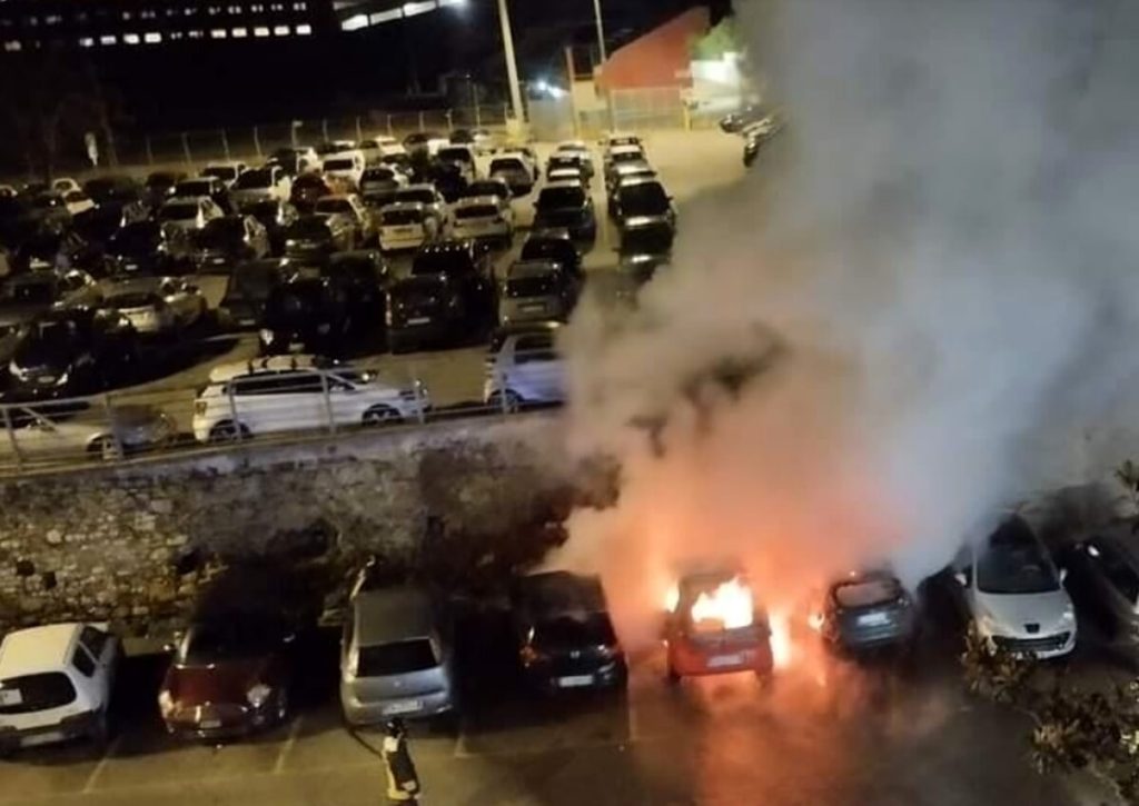 Incendio in un parcheggio, auto avvolte dalle fiamme