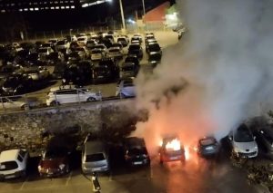Incendio in un parcheggio, auto avvolte dalle fiamme