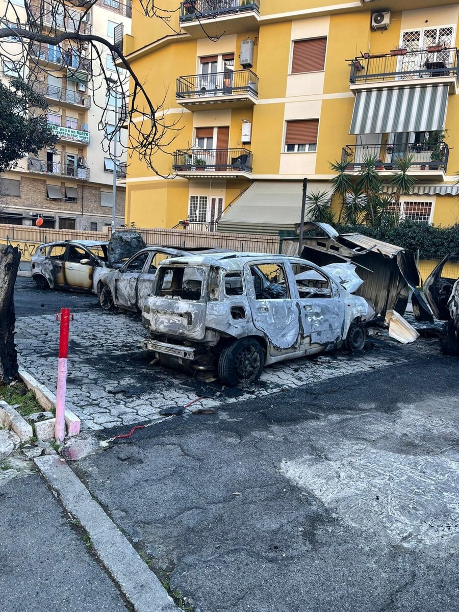 Notte di fuoco al Pigneto, quattro auto distrutte da un incendio. Indaga la polizia
