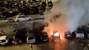Auto in fiamme nel parcheggio dello stadio. Secondo incendio in dieci giorni