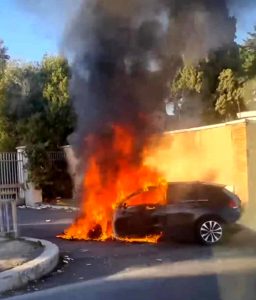 Auto in fiamme al Verano