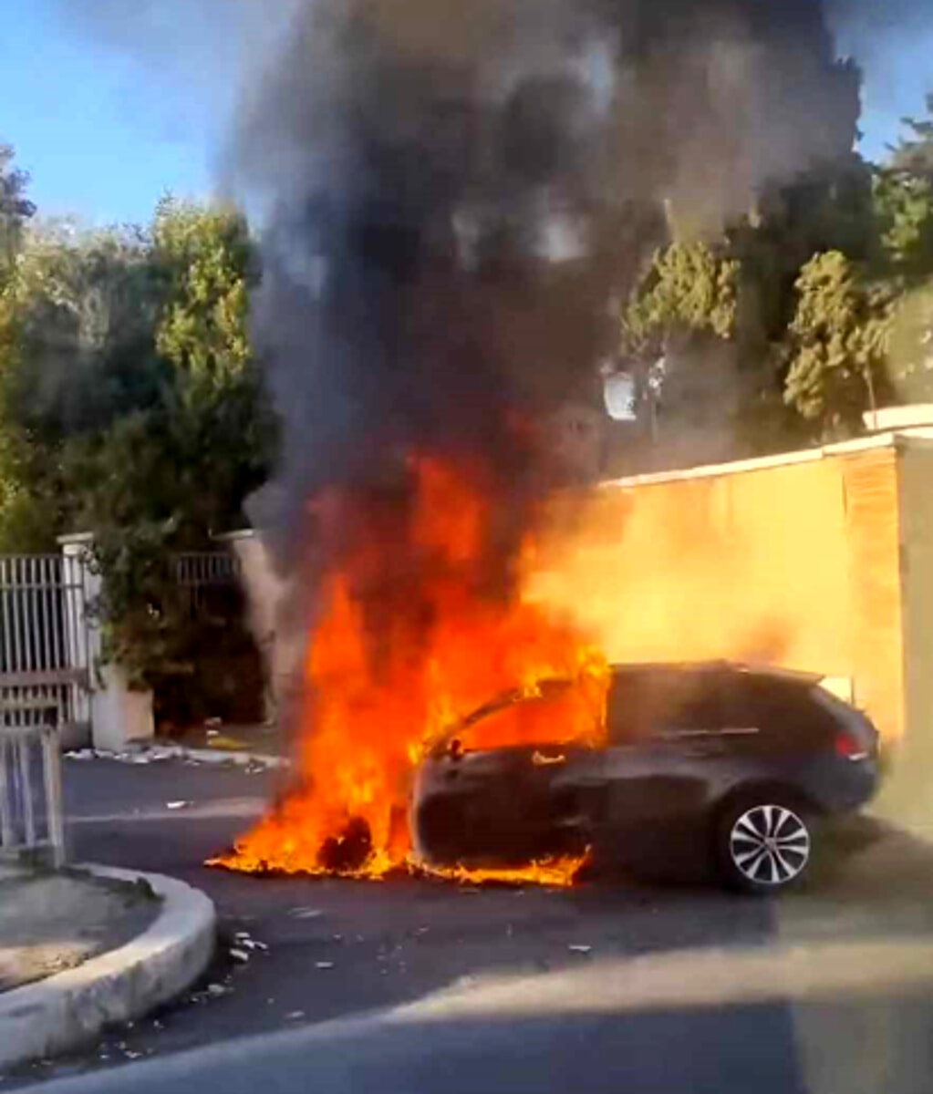 Auto in fiamme al Verano