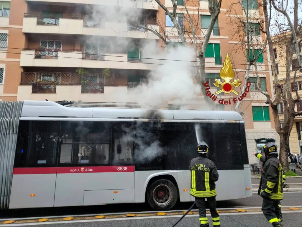 Il filobus si guasta e la vettura viene avvolta dal fumo. Illesi i passeggeri