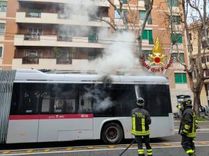 Il filobus si guasta e la vettura viene avvolta dal fumo. Illesi i passeggeri