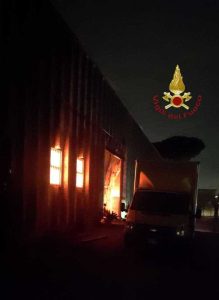 Incendio nella notte: fiamme distruggono un capannone industriale