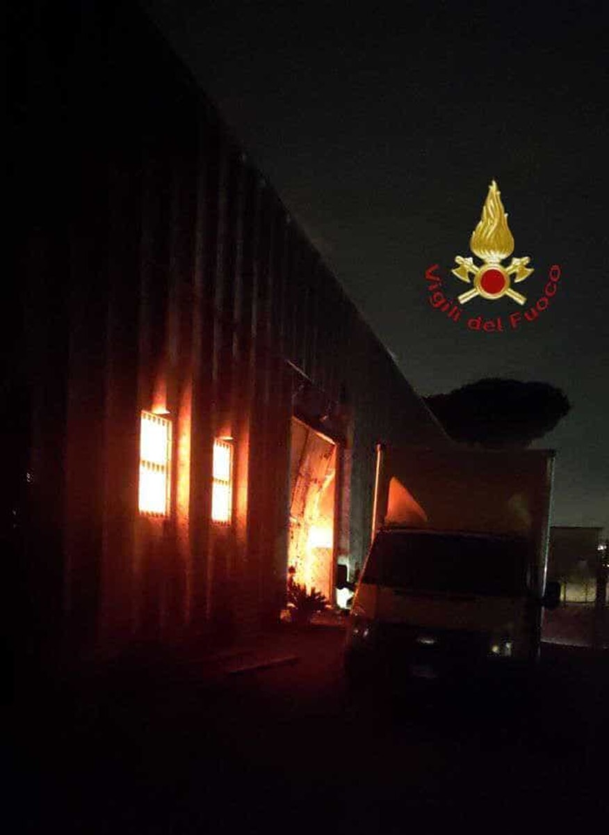 Incendio nella notte: fiamme distruggono un capannone industriale