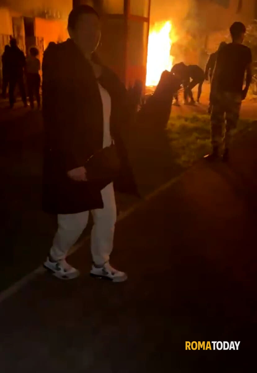 Incendio alle case popolari: tre intossicati