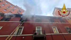 Incendio a San Giovanni: due appartamenti in fiamme, intossicata una ragazza