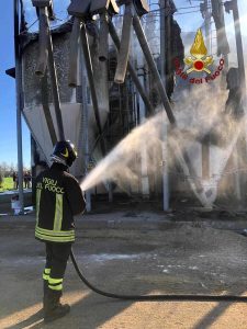 Incendio nell'azienda agricola: bruciano balle di fieno e mezzi da lavoro