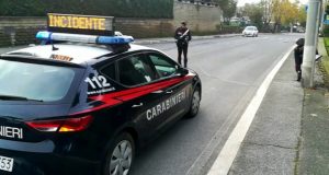 Incidente su via Appia Nuova: scontro moto-furgone, morto un 50enne