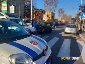 Incidente al Tufello: investito da una minicar, grave un 38enne. Alla guida un minorenne