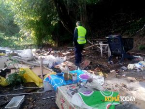 Accampamenti e roghi tossici sulla Tangenziale Est, la destra chiede controlli e sgomberi