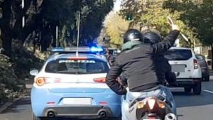 Lo scambio di droga interrotto dietro il pomeriggio da far west a Boccea