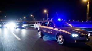 Spari a Tor Bella Monaca, non si fermano all'alt e la polizia esplode colpi di pistola per bloccarli