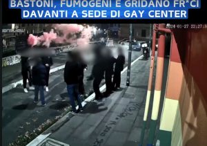 Impugnano mazze e imbrattano la sede del Gay Center, poi accendono fumogeno e si scattano un selfie