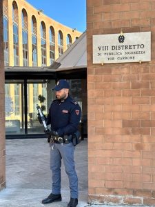 Vestito da donna infrangeva finestrini delle auto con un cric