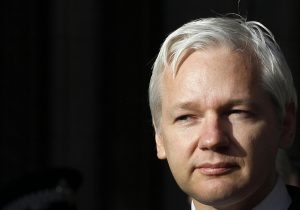 Assange sarà cittadino di Roma. Ma prima del voto la maggioranza ha rischiato di spaccarsi