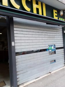 Notte di furti, tagliate  le serrande di due negozi sulla stessa via